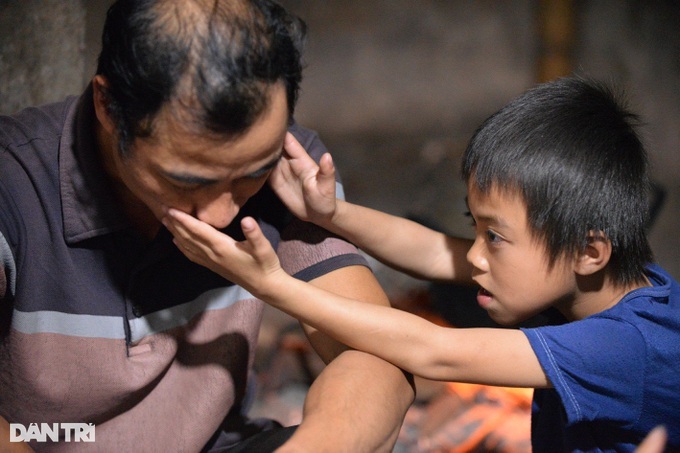 Cậu bé sống lay lắt nơi bìa rừng, chiếc chiếu vừa là chỗ ăn vừa là chỗ ngủ-2