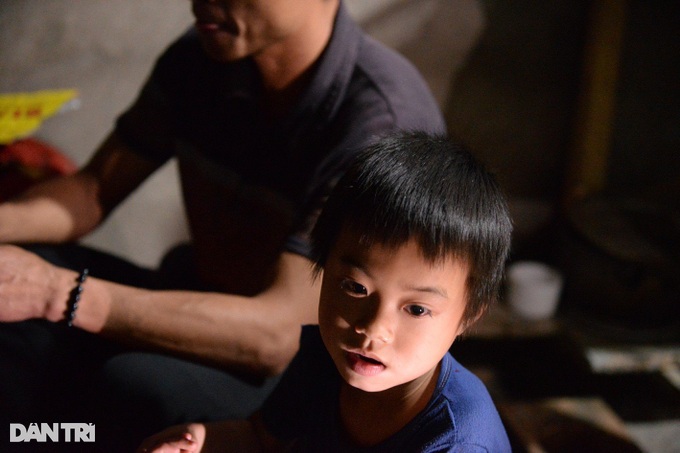 Cậu bé sống lay lắt nơi bìa rừng, chiếc chiếu vừa là chỗ ăn vừa là chỗ ngủ-4