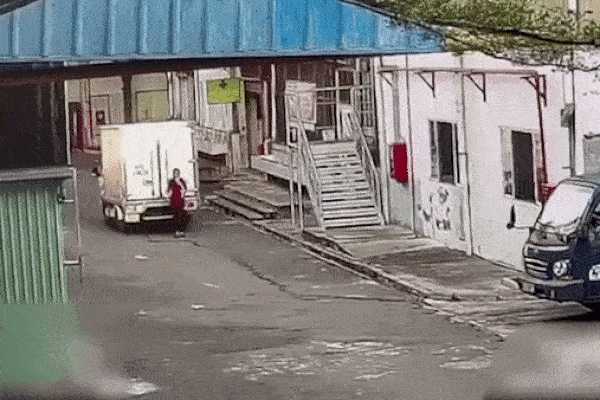 Ôtô con bẹp rúm sau khi bị xe tải tông-1