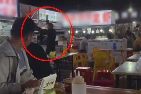 Trúng số gần trăm tỷ đồng, ông chủ tiệm nướng đập luôn bàn ghế quán-1