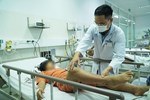 Vụ 3 anh em ở TP.HCM bị ngộ độc: Một trẻ vẫn phải thở máy-3
