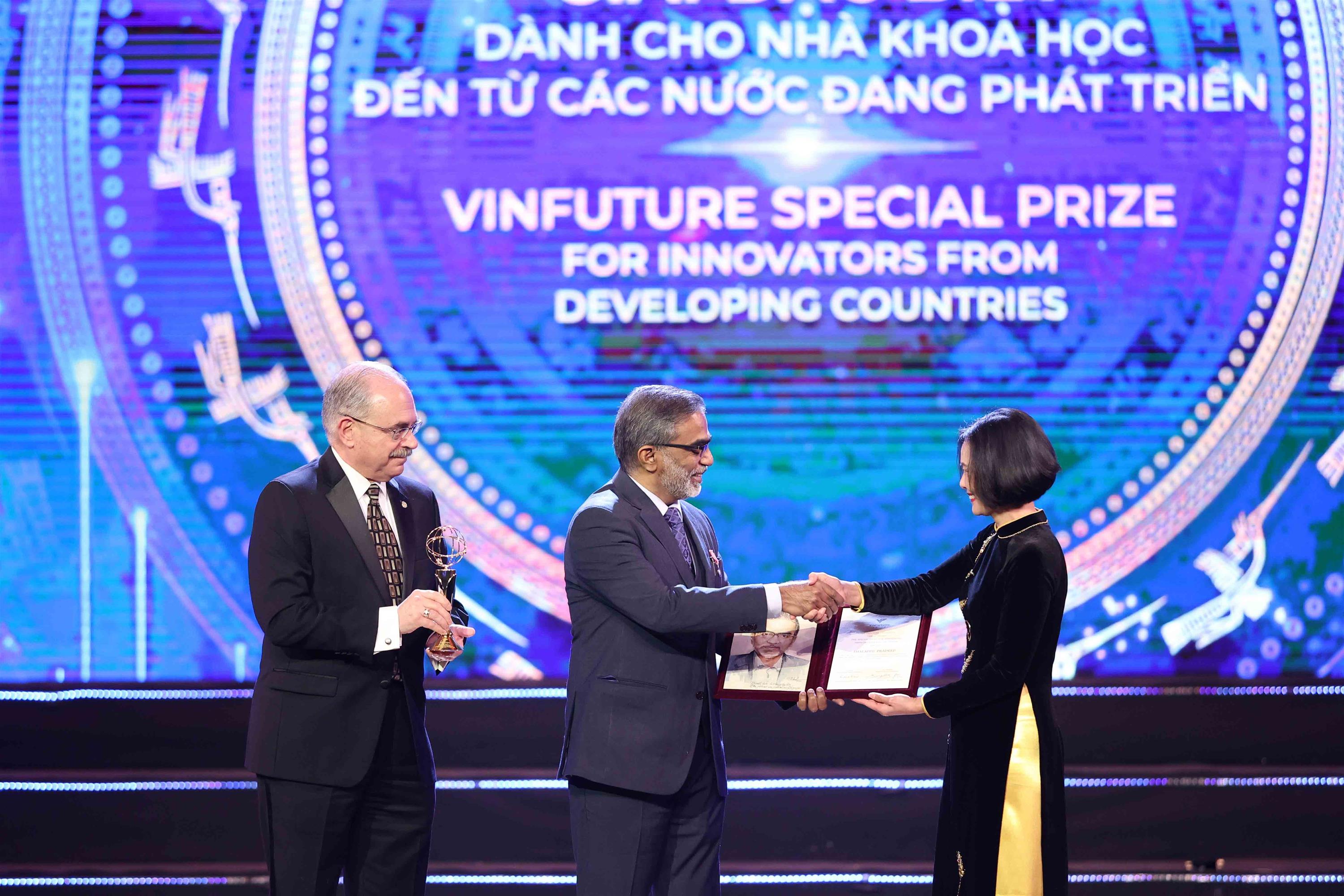 Chủ nhân Giải thưởng VinFuture giúp hơn 7,5 triệu người nghèo Ấn Độ có nước sạch-3