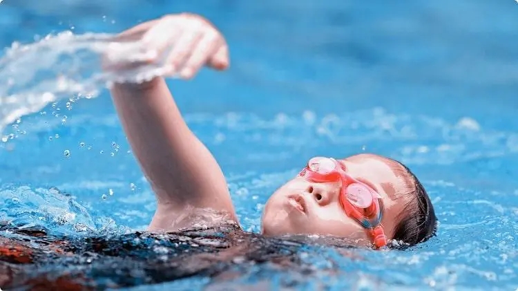 Con gái sợ hãi không dám học bơi, ông bố Tiến sĩ chỉ thủ thỉ một câu mà giúp con vượt qua nỗi sợ: Một cách dạy con quá hay!-1