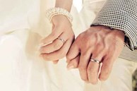 Khó xử vì con gái yêu người hơn cả tuổi mẹ mình