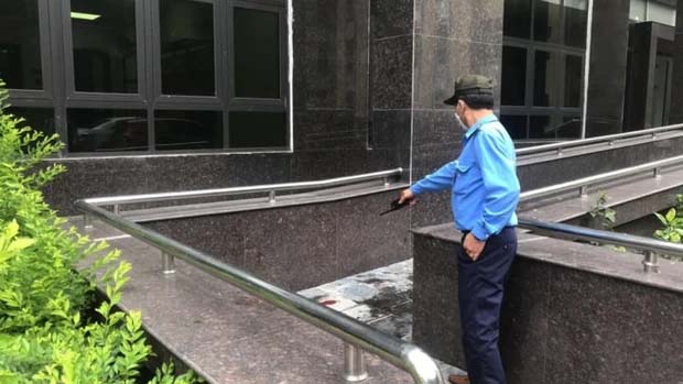 Nam bệnh nhân nhảy từ tầng 10 bệnh viện xuống đất tử vong-1