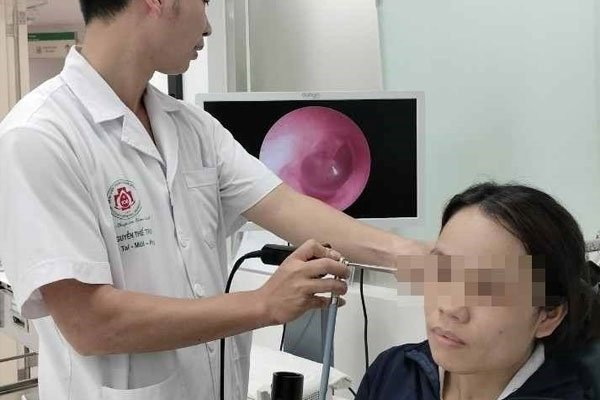 Thủ phạm khiến cô gái chảy mủ tai, đau đầu suốt nhiều tháng-1