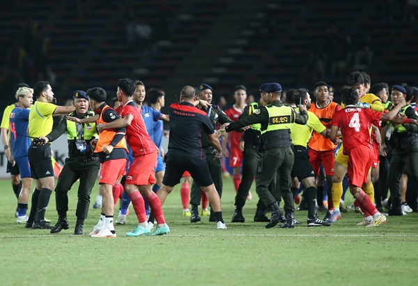 Ẩu đả kinh hoàng ở trận chung kết SEA Games 32-2