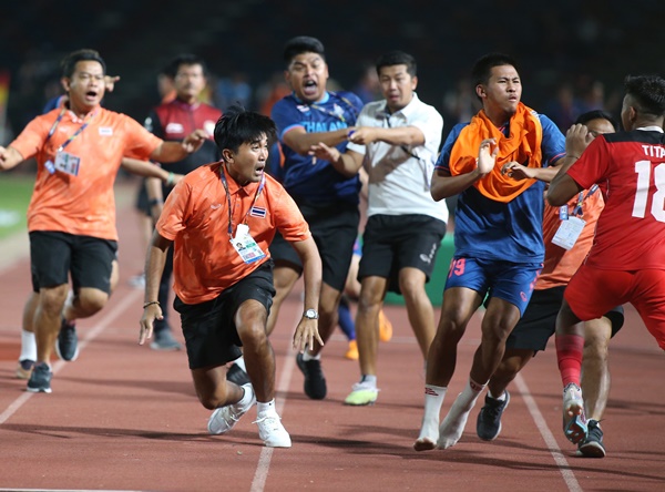 Ẩu đả kinh hoàng ở trận chung kết SEA Games 32-7