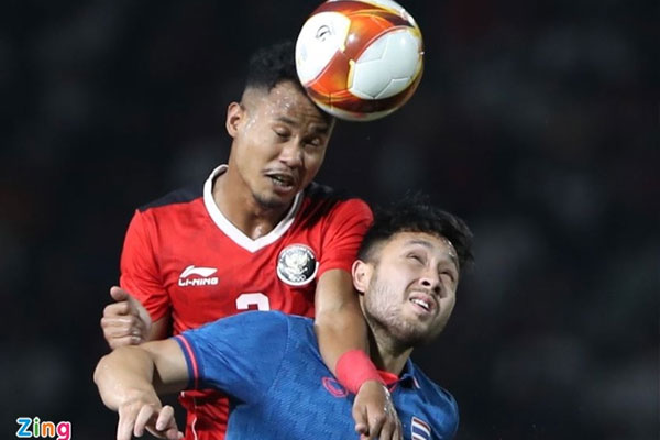 Cầu thủ Thái Lan vây trọng tài sau bàn thua thứ 2-8