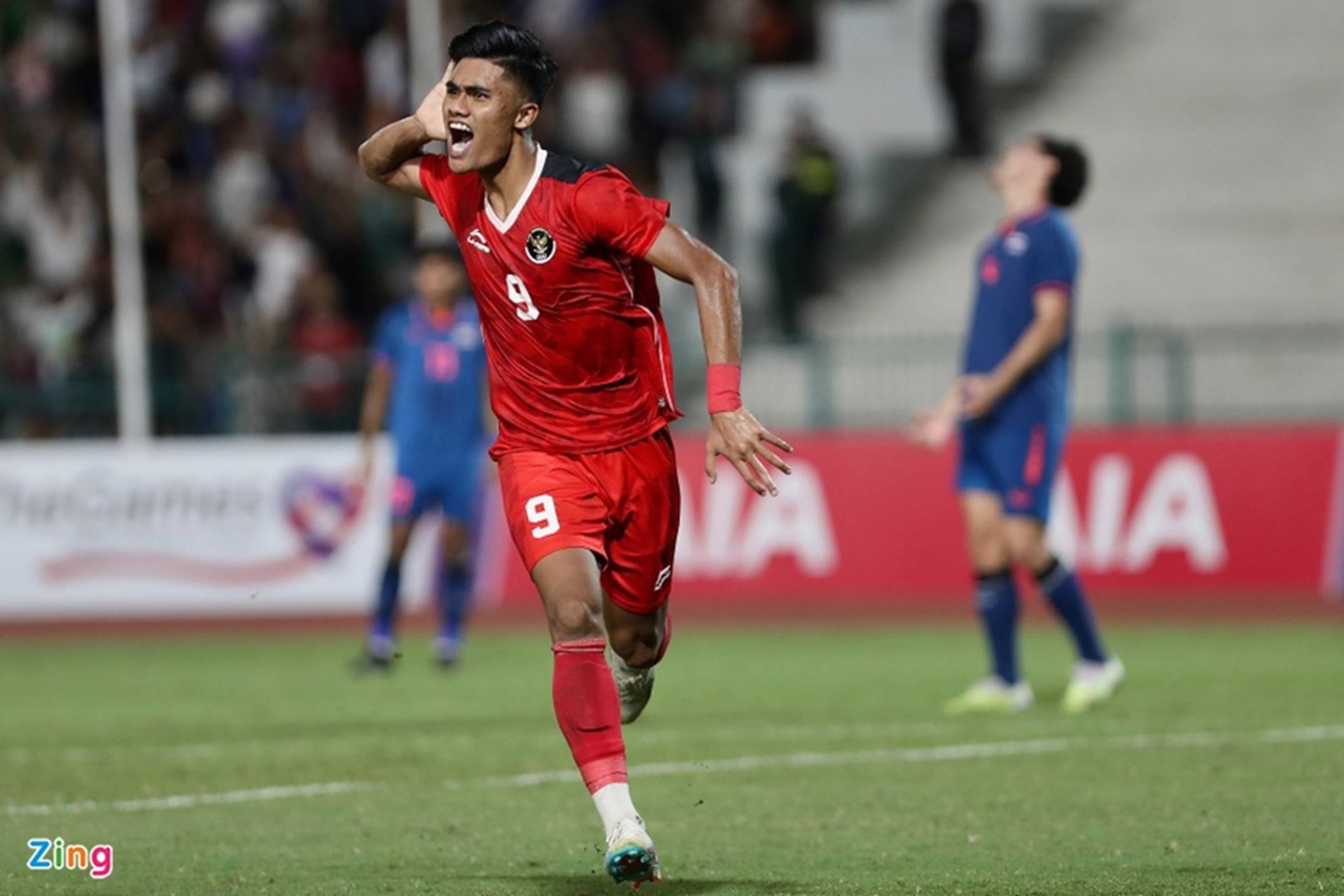 Cầu thủ Thái Lan vây trọng tài sau bàn thua thứ 2-1