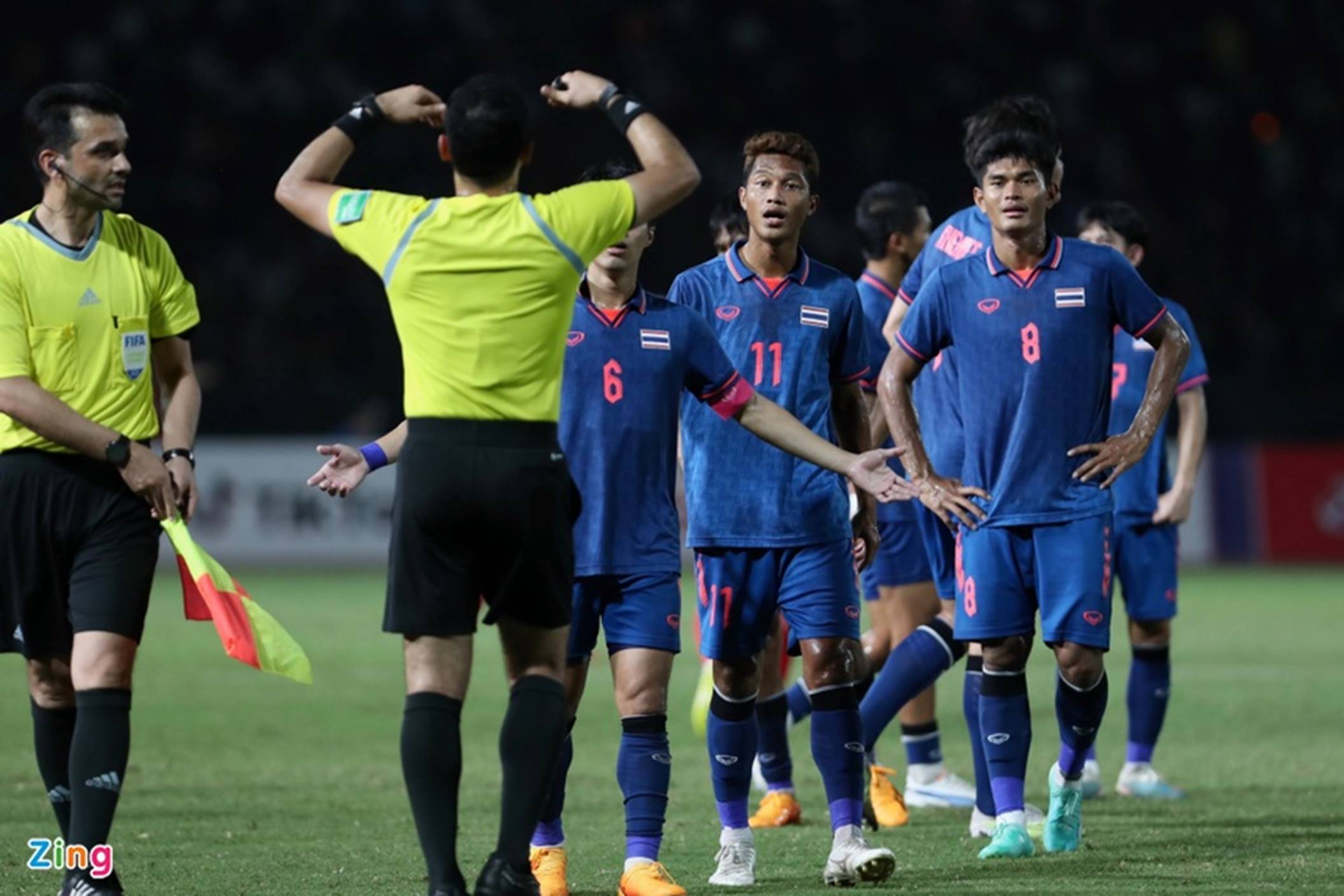 Cầu thủ Thái Lan vây trọng tài sau bàn thua thứ 2-2