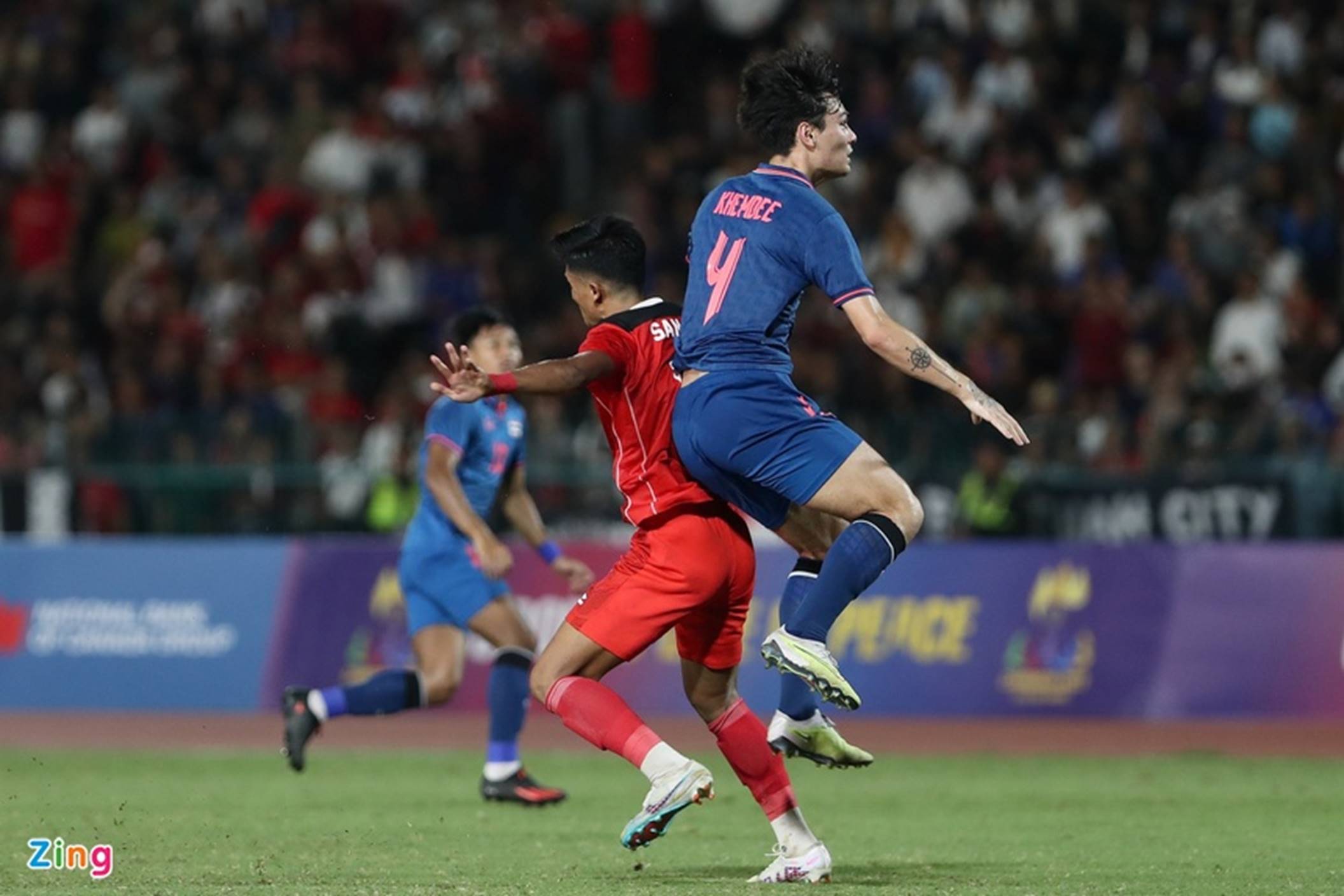 Cầu thủ Thái Lan vây trọng tài sau bàn thua thứ 2-3
