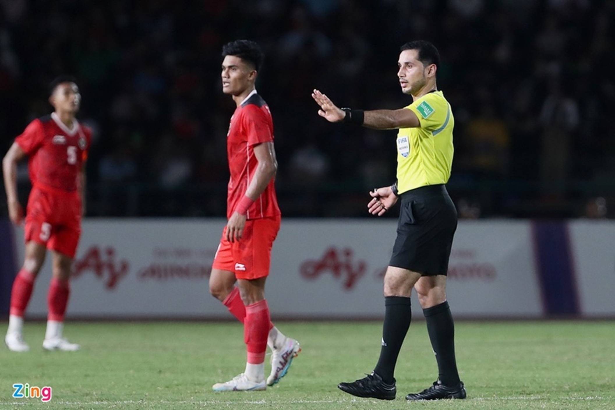 Cầu thủ Thái Lan vây trọng tài sau bàn thua thứ 2-4