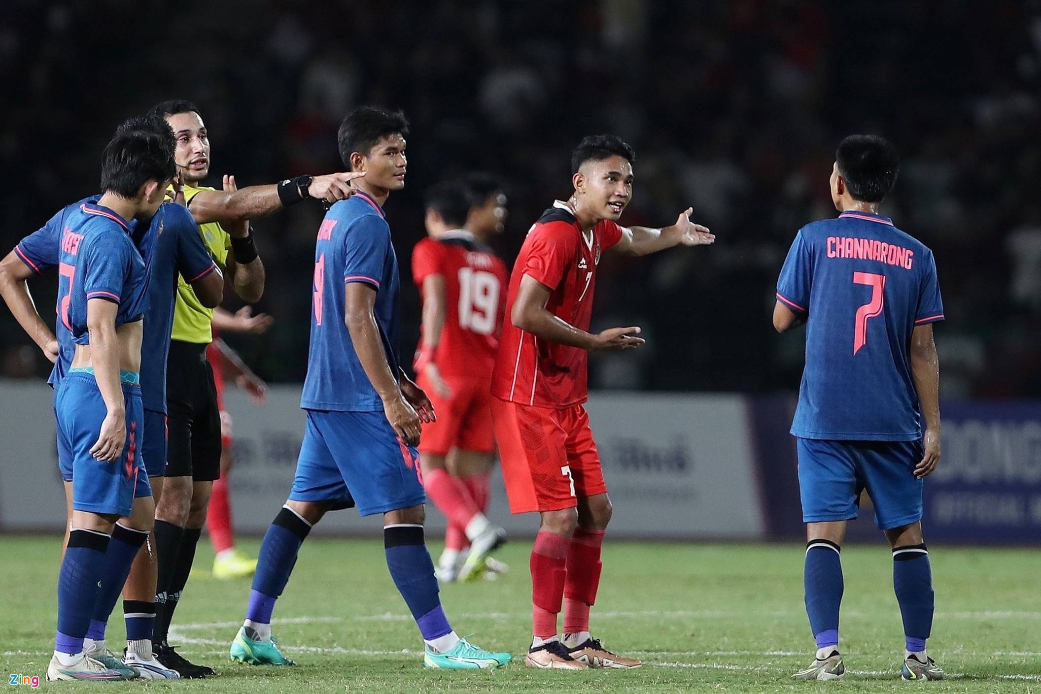 Cầu thủ Thái Lan vây trọng tài sau bàn thua thứ 2-5