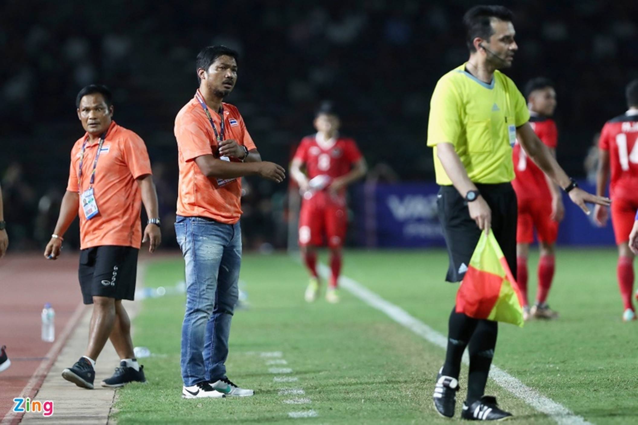 Cầu thủ Thái Lan vây trọng tài sau bàn thua thứ 2-6