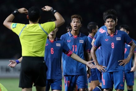 Cầu thủ Thái Lan vây trọng tài sau bàn thua thứ 2