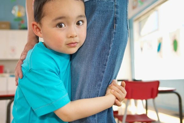 Con nghĩ gì khi năn nỉ Mẹ ơi, mẹ đừng đi, ba mẹ cứ nghĩ bé mè nheo nhưng sự thật lại khác-1