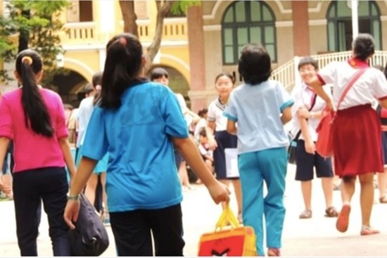 Câu chuyện đau lòng đằng sau việc học trò quỳ gối xin cô giáo nâng điểm