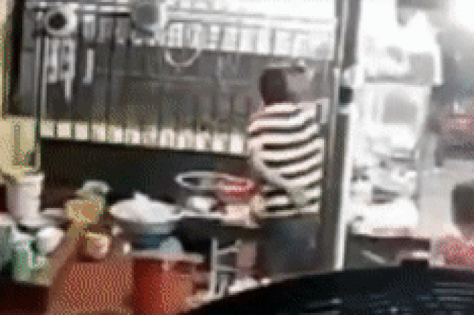 Người đàn ông đánh chủ quán mì Quảng dã man: Mày biết tao là ai không?-1