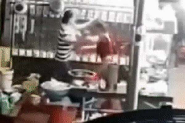 Phát hiện 20 kg ma tuý trong lon bia chở máy bay về Việt Nam-3