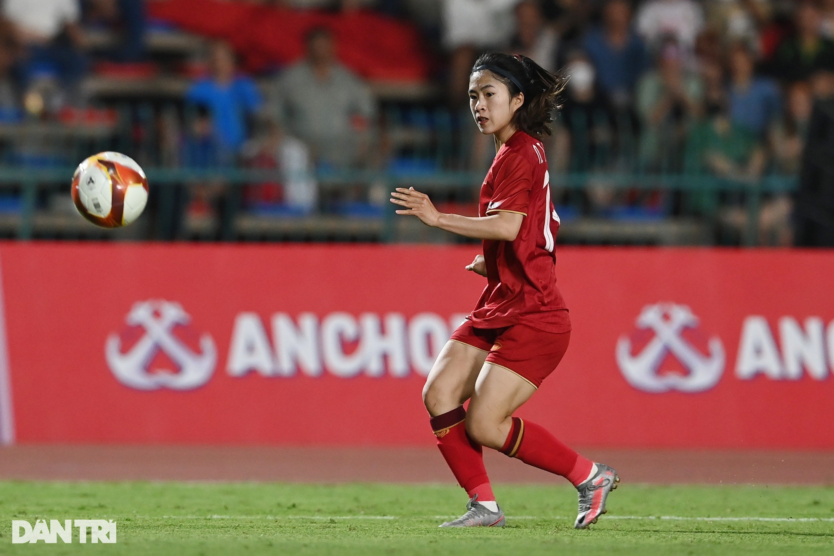 Thanh Nhã từng bị mẹ cấm đá bóng, giao chỉ tiêu lấy chồng lúc... 25 tuổi-3