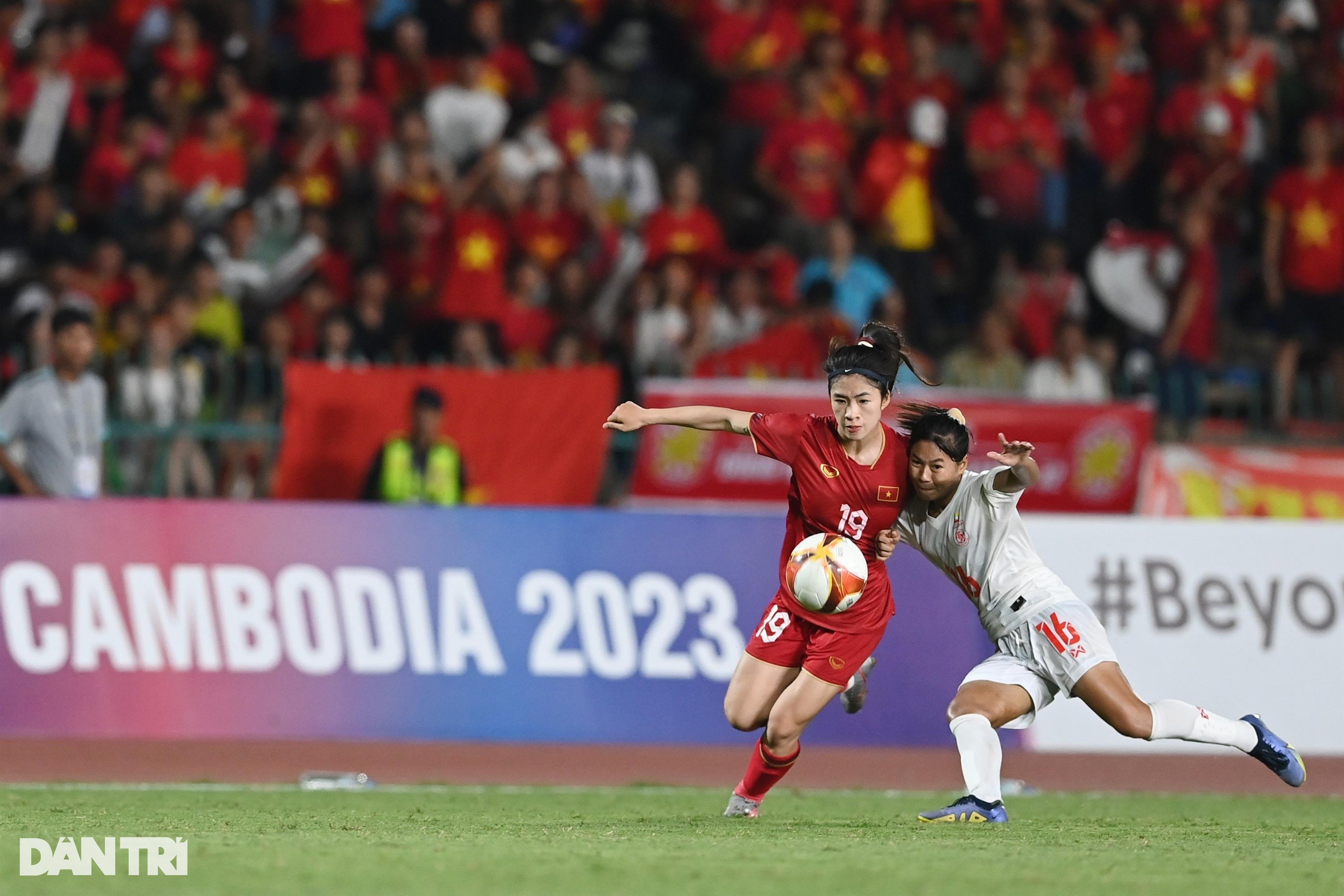 Thanh Nhã từng bị mẹ cấm đá bóng, giao chỉ tiêu lấy chồng lúc... 25 tuổi-5