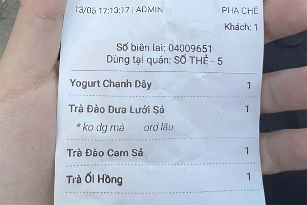 Người nhà bệnh nhân vật vã dưới nắng nóng hơn 50 độ C ở Hà Nội-14