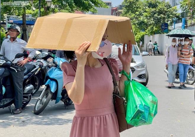 Người nhà bệnh nhân vật vã dưới nắng nóng hơn 50 độ C ở Hà Nội-2