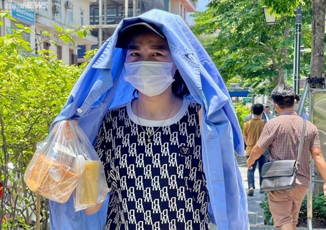 Người nhà bệnh nhân vật vã dưới nắng nóng hơn 50 độ C ở Hà Nội-3