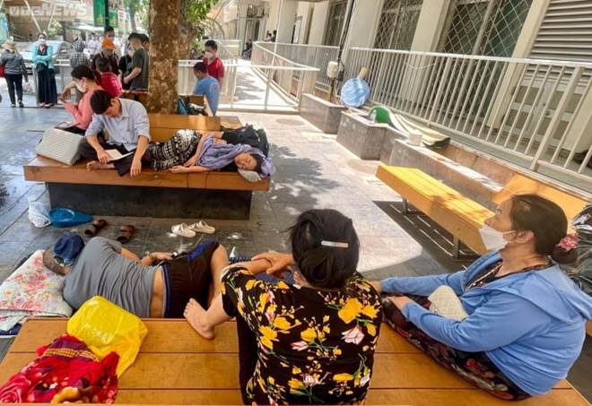 Người nhà bệnh nhân vật vã dưới nắng nóng hơn 50 độ C ở Hà Nội-4
