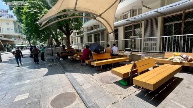 Người nhà bệnh nhân vật vã dưới nắng nóng hơn 50 độ C ở Hà Nội-10
