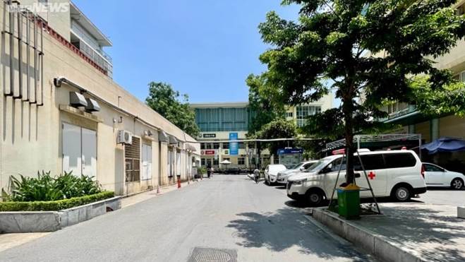 Người nhà bệnh nhân vật vã dưới nắng nóng hơn 50 độ C ở Hà Nội-11