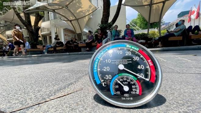 Người nhà bệnh nhân vật vã dưới nắng nóng hơn 50 độ C ở Hà Nội-5