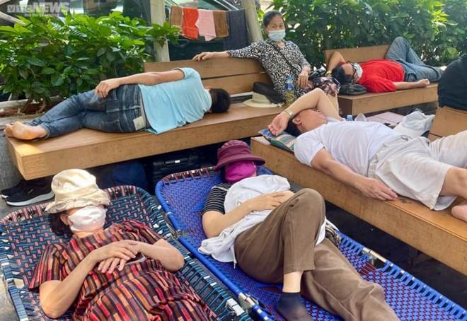 Người nhà bệnh nhân vật vã dưới nắng nóng hơn 50 độ C ở Hà Nội-9
