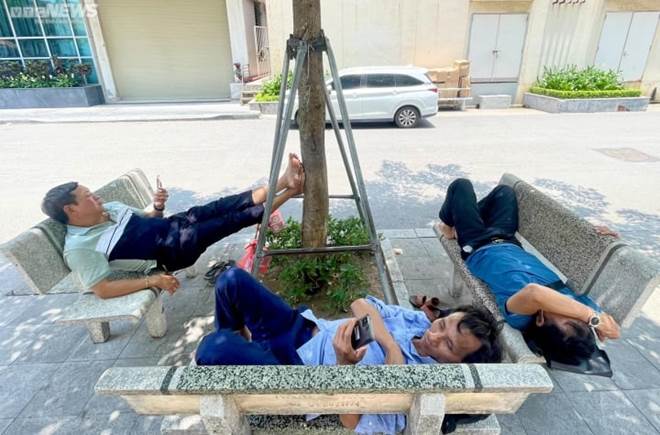 Người nhà bệnh nhân vật vã dưới nắng nóng hơn 50 độ C ở Hà Nội-12