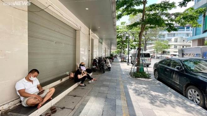 Người nhà bệnh nhân vật vã dưới nắng nóng hơn 50 độ C ở Hà Nội-13