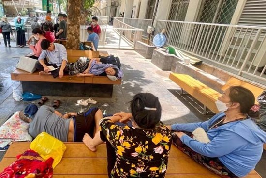 Người nhà bệnh nhân vật vã dưới nắng nóng hơn 50 độ C ở Hà Nội