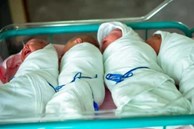 Thấy vợ sinh 4, chồng sợ hãi bỏ mặc không chịu đến thăm