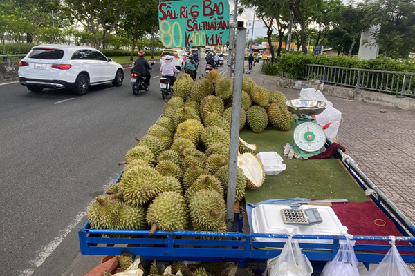 Sầu riêng hàng dạt giá rẻ đổ bộ vỉa hè TPHCM-5