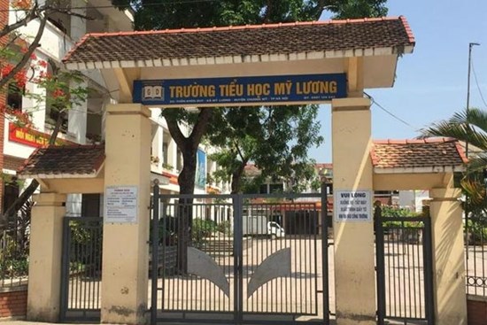 Nữ sinh lớp 5 bị nhóm bạn bắt quỳ gối, cởi đồ