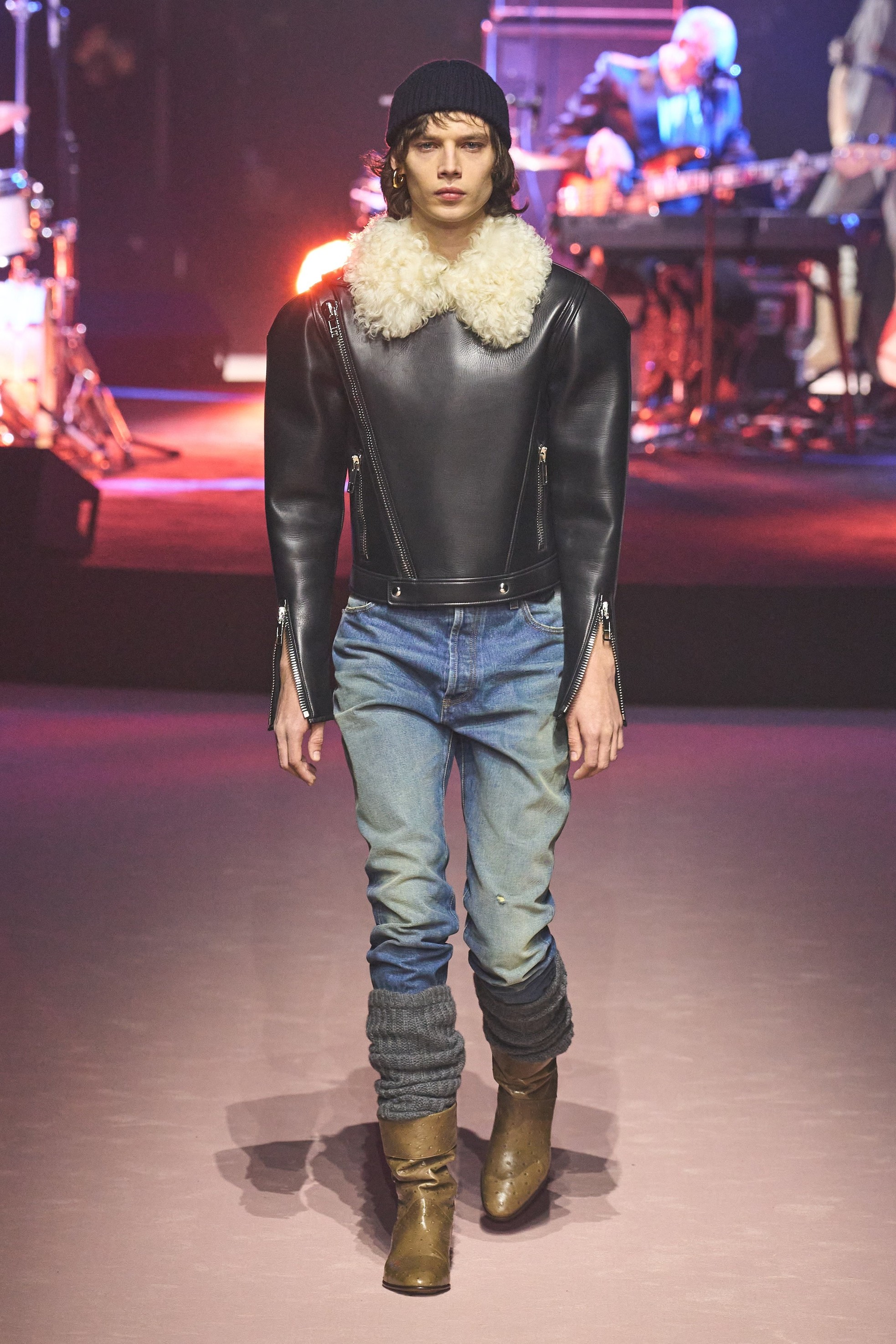 Sơn Tùng bị chê nhà quê dù mặc nguyên cây hàng hiệu-2