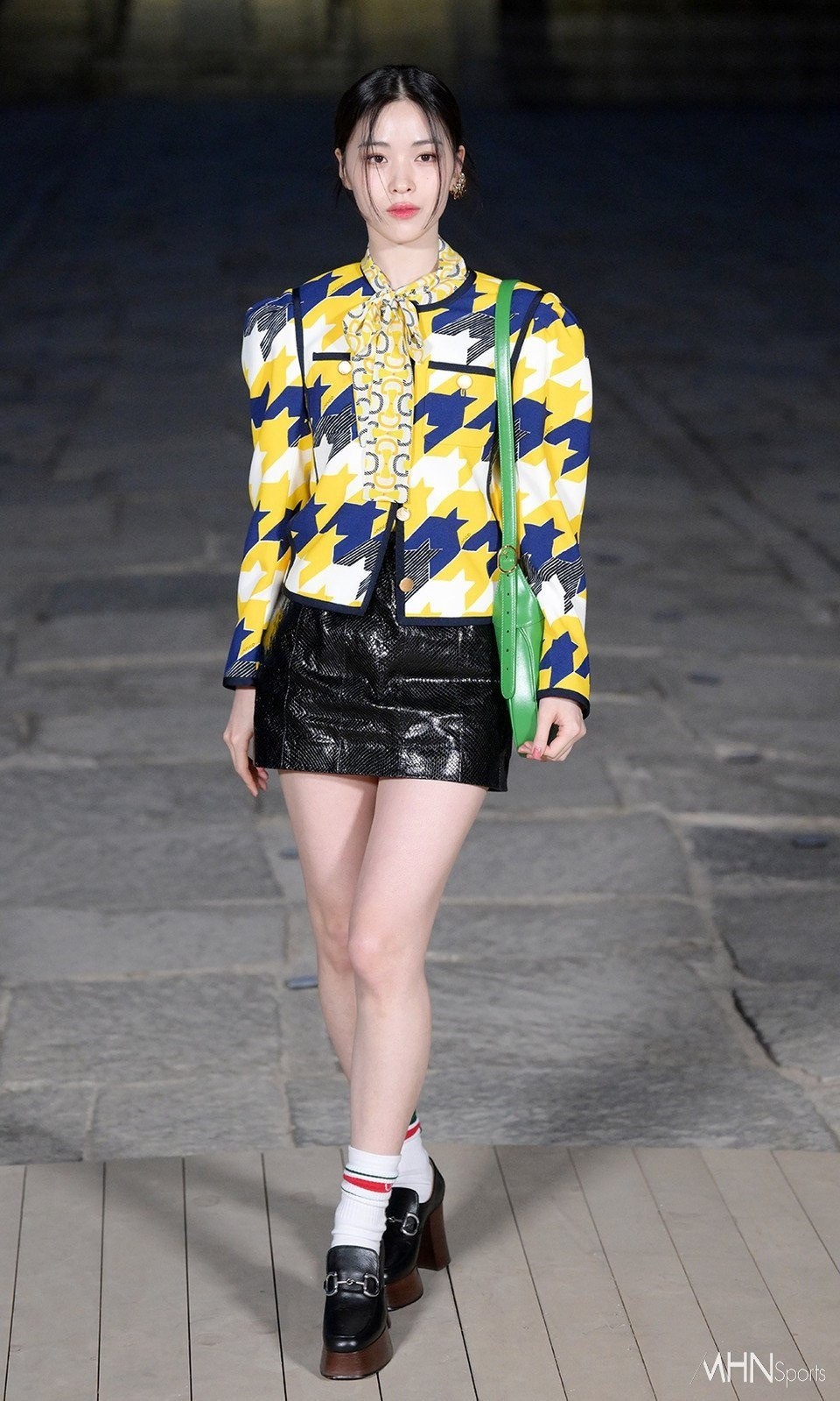 Sơn Tùng bị chê nhà quê dù mặc nguyên cây hàng hiệu-7