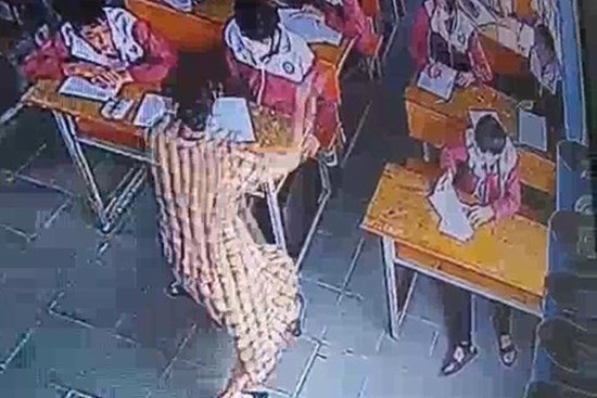 Tát học sinh trong giờ kiểm tra nhưng cô giáo không thừa nhận?