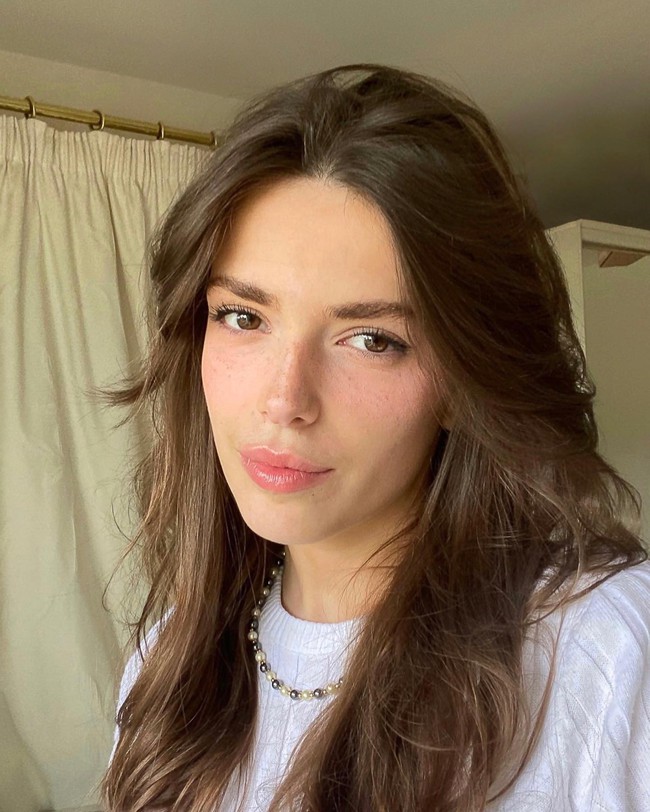 Bôi kem chống nắng là một trong 5 cách giúp da căng bóng của phụ nữ Pháp-1