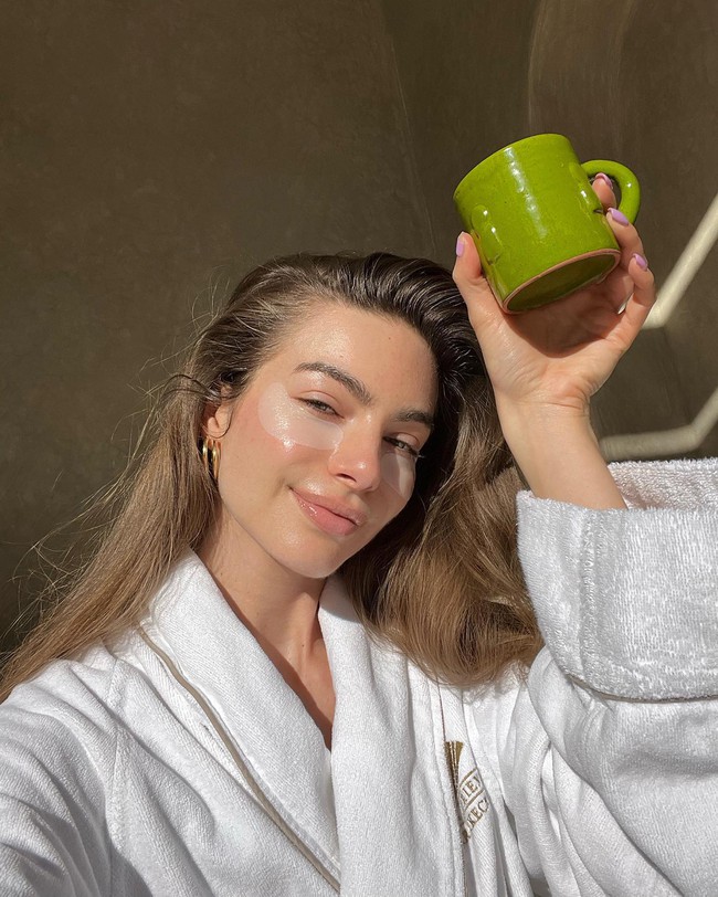 Bôi kem chống nắng là một trong 5 cách giúp da căng bóng của phụ nữ Pháp-2