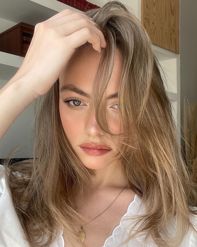 Bôi kem chống nắng là một trong 5 cách giúp da căng bóng của phụ nữ Pháp-3