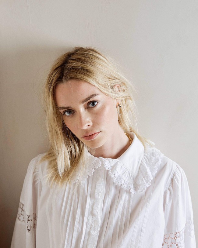 Bôi kem chống nắng là một trong 5 cách giúp da căng bóng của phụ nữ Pháp-4