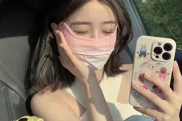 Cách Kim Ji Won Hậu duệ mặt trời bôi kem chống nắng khiến da luôn căng bóng, không vết lão hóa-5