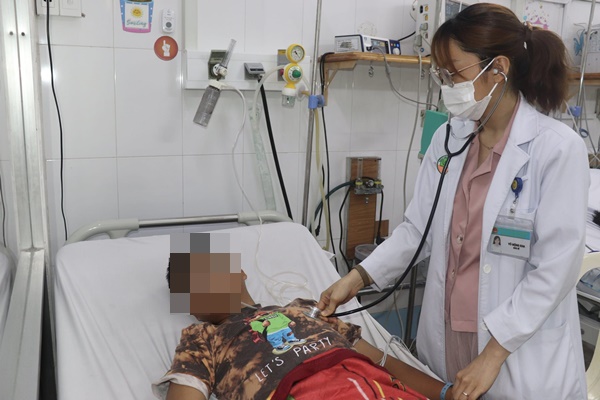 Vụ 3 anh em ở TP.HCM bị ngộ độc: Một trẻ vẫn phải thở máy-1