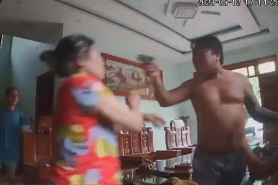 Quảng Bình: Khởi tố kẻ cầm súng xông vào nhà 